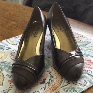 Soft Style brown shoes with detailing /Size 7
